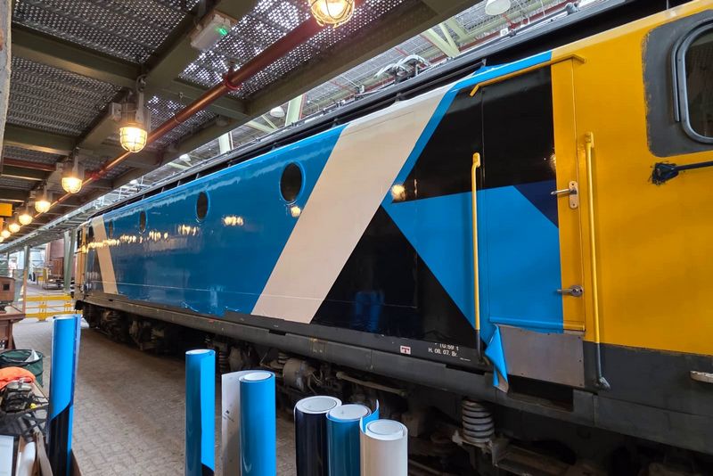 Museumlocomotief 1312 wordt bestickerd in de TCS-huisstijl